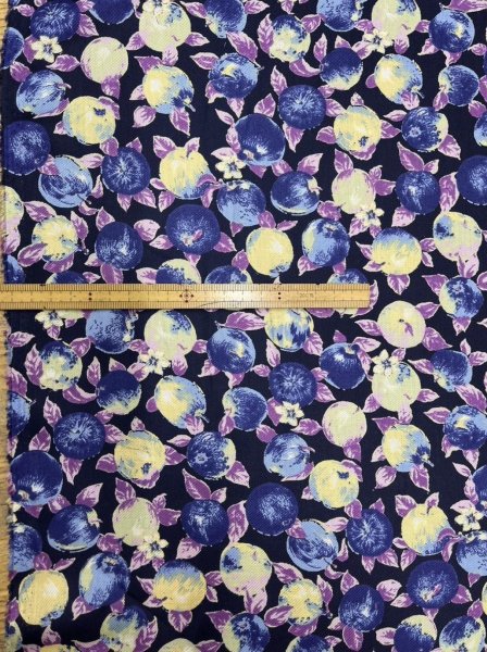 画像2: 生地:ポリエステル100%フルーツ柄プリント生地(紺地) (2)