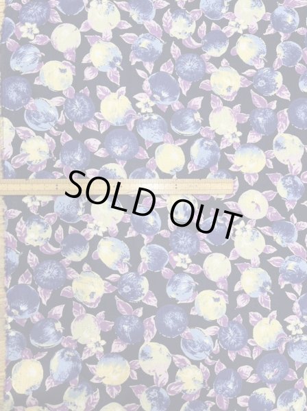 画像2: 生地：ポリエステル100％フルーツ柄プリント生地（紺地） (2)