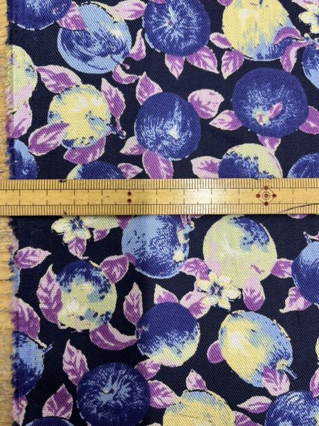 画像3: 生地:ポリエステル100%フルーツ柄プリント生地(紺地) (3)