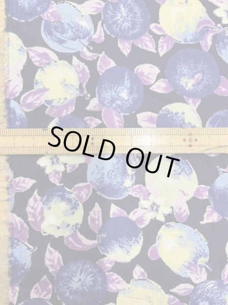 画像3: 生地：ポリエステル100％フルーツ柄プリント生地（紺地） (3)