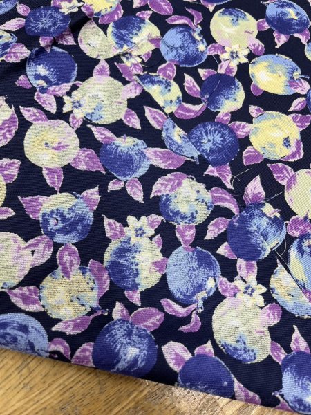 画像4: 生地:ポリエステル100%フルーツ柄プリント生地(紺地) (4)
