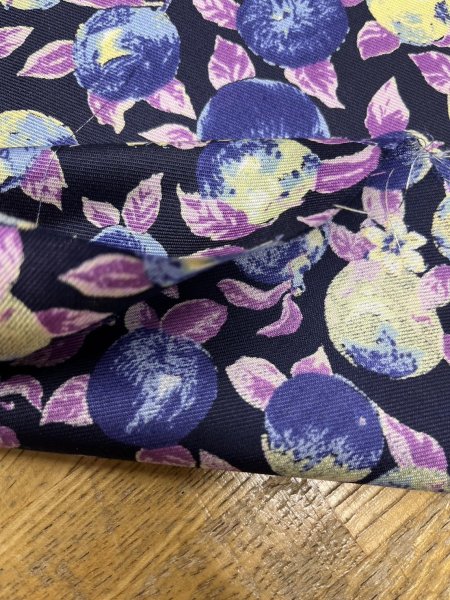 画像5: 生地:ポリエステル100%フルーツ柄プリント生地(紺地) (5)