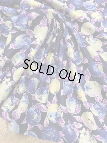 画像6: 生地：ポリエステル100％フルーツ柄プリント生地（紺地） (6)