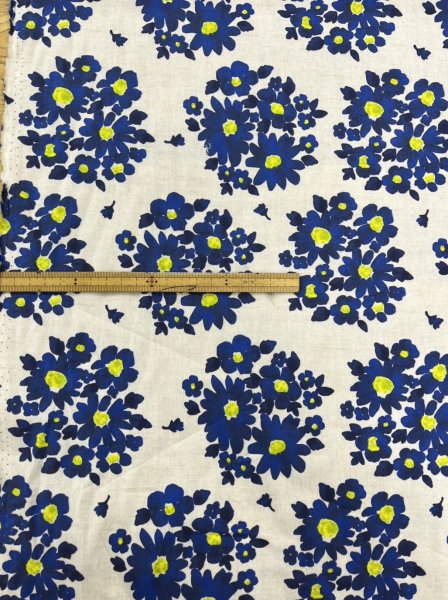 画像2: 生地:綿100% 花柄プリント生地(白/青) (2)