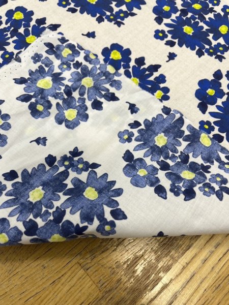 画像4: 生地:綿100% 花柄プリント生地(白/青) (4)