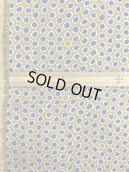 画像2: 生地:ポリ100%シルデューサテン 総柄プリント(マスタード/ブルー) (2)