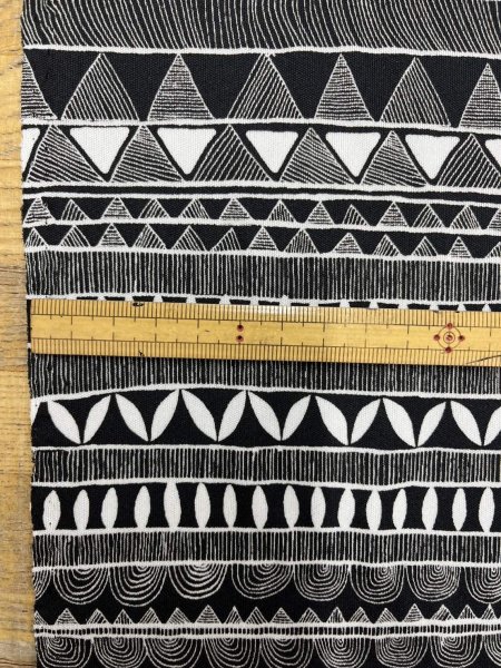 画像2: 生地:ポリ100%幾何学模様ストレッチスムースニット(ブラック/シルバー) (2)