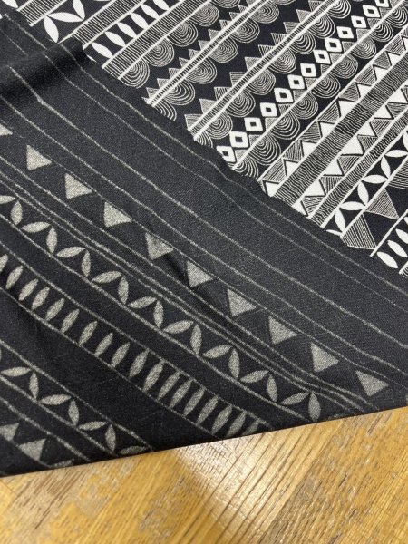 画像3: 生地:ポリ100%幾何学模様ストレッチスムースニット(ブラック/シルバー) (3)