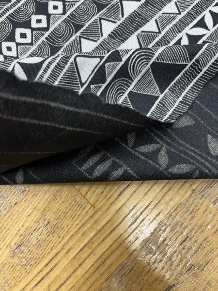 画像4: 生地:ポリ100%幾何学模様ストレッチスムースニット(ブラック/シルバー) (4)