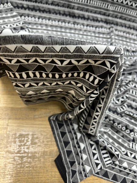 画像7: 生地:ポリ100%幾何学模様ストレッチスムースニット(ブラック/シルバー) (7)