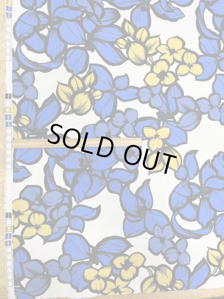 画像2: 生地:綿100%大きい花柄プリント(白/青黄) (2)