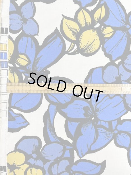 画像3: 生地:綿100%大きい花柄プリント(白/青黄) (3)