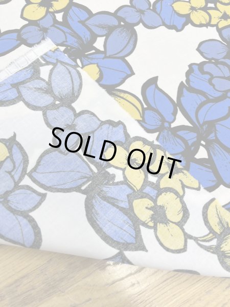 画像4: 生地:綿100%大きい花柄プリント(白/青黄) (4)