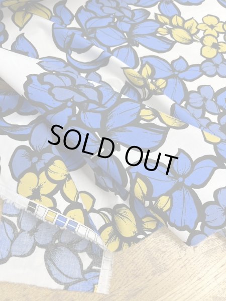 画像6: 生地:綿100%大きい花柄プリント(白/青黄) (6)