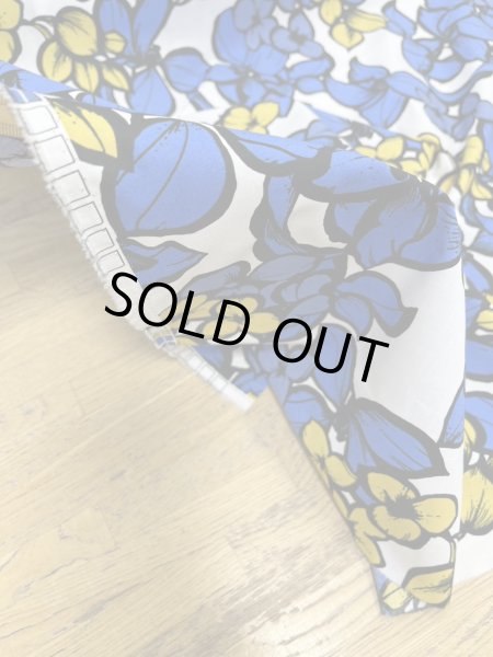 画像8: 生地:綿100%大きい花柄プリント(白/青黄) (8)