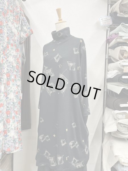 画像9: 生地：ポリエステル100％ スクエア柄手書き風プリントニット（黒） (9)