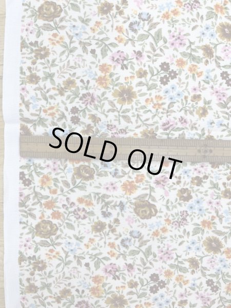 画像2: 生地:綿100% 小花柄プリント(薄いクリーム地×多色) (2)
