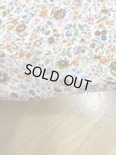 画像4: 生地:綿100% 小花柄プリント(薄いクリーム地×多色) (4)