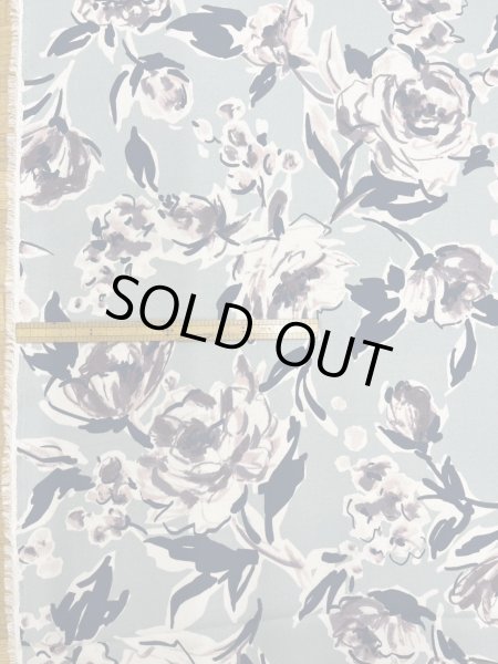 画像2: 生地:ポリエステル100% 薔薇柄プリント(水色地/白黒) (2)