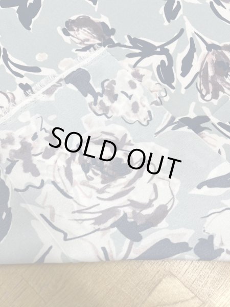 画像4: 生地:ポリエステル100% 薔薇柄プリント(水色地/白黒) (4)