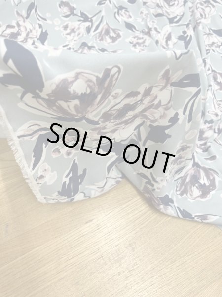 画像7: 生地:ポリエステル100% 薔薇柄プリント(水色地/白黒) (7)