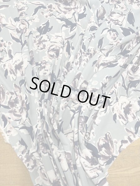 画像9: 生地:ポリエステル100% 薔薇柄プリント(水色地/白黒) (9)