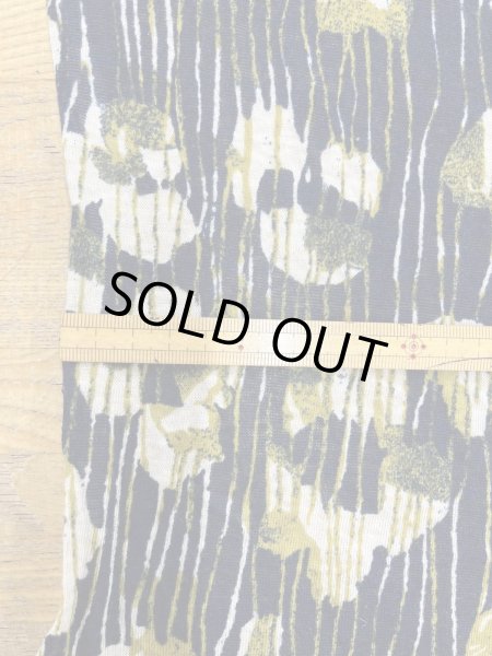 画像3: 生地：綿100％ ラフィーガーゼ天竺 ストライプ花柄プリント（ネイビー／カーキ系） (3)