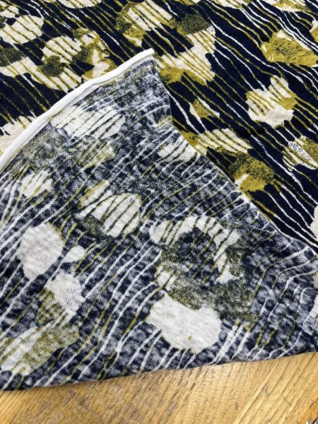 画像4: 生地:綿100% ラフィーガーゼ天竺 ストライプ花柄プリント(ネイビー/カーキ系) (4)