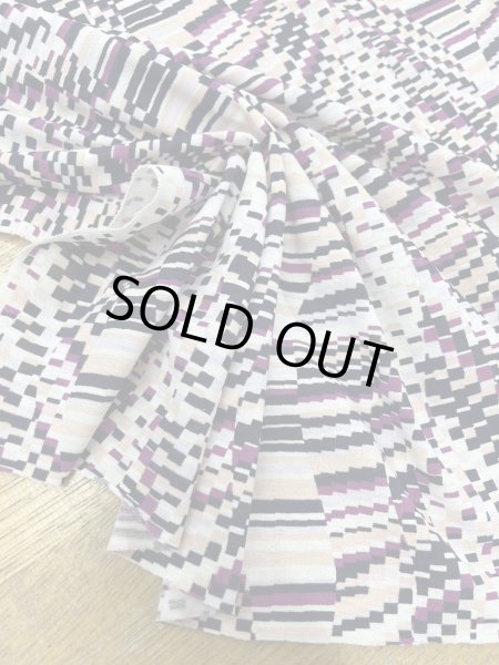 画像4: 生地：ポリエステル100％ ニットプリント（パープル系 幾何柄） (4)