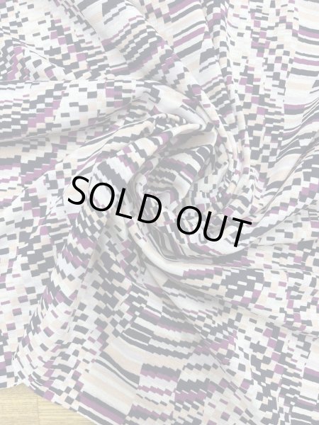 画像5: 生地：ポリエステル100％ ニットプリント（パープル系 幾何柄） (5)