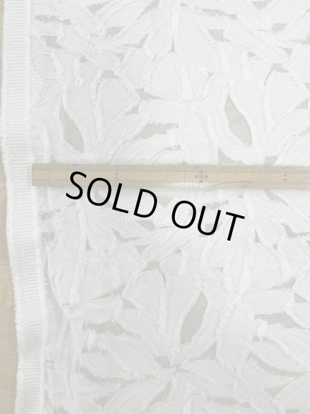 画像2: 生地:綿100%花柄カットジャガード(オフ白) (2)