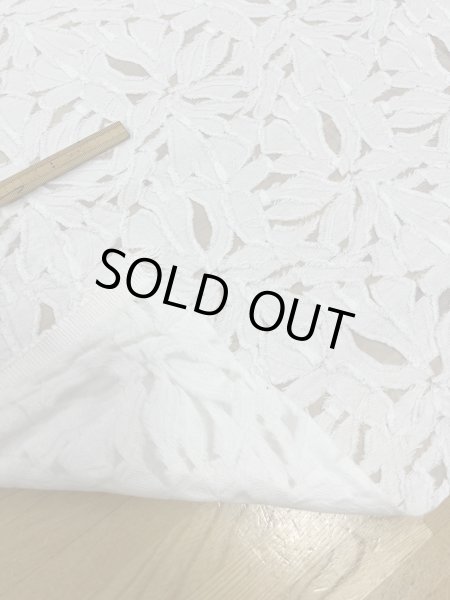 画像3: 生地:綿100%花柄カットジャガード(オフ白) (3)