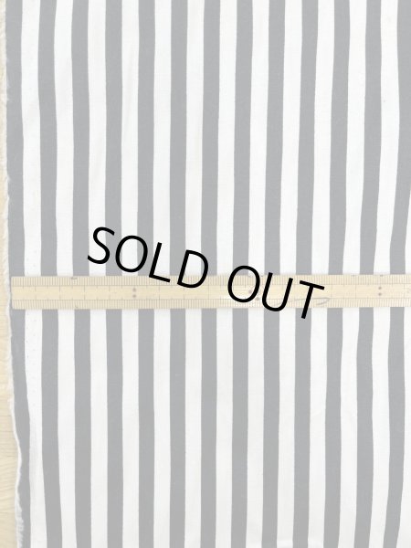 画像2: 生地:綿100%ブロードモノトーンストライプ柄(白/黒) (2)