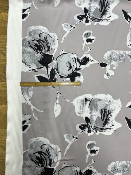 画像2: 生地：ポリエステル100％大柄フラワープリント（グレージュ×白黒） (2)