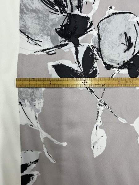 画像3: 生地：ポリエステル100％大柄フラワープリント（グレージュ×白黒） (3)
