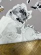 画像4: 生地：ポリエステル100％大柄フラワープリント（グレージュ×白黒） (4)