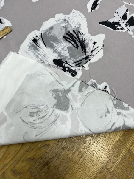 画像4: 生地：ポリエステル100％大柄フラワープリント（グレージュ×白黒） (4)