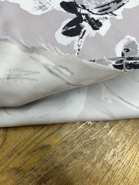 画像5: 生地：ポリエステル100％大柄フラワープリント（グレージュ×白黒） (5)