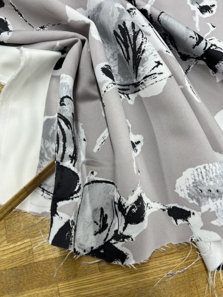 画像6: 生地：ポリエステル100％大柄フラワープリント（グレージュ×白黒） (6)