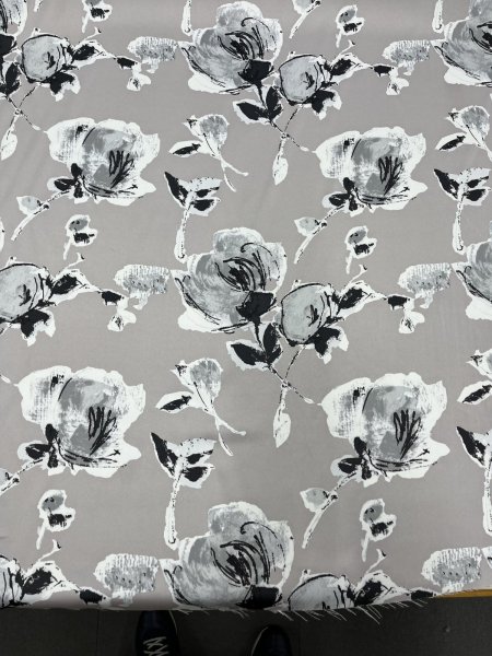 画像8: 生地：ポリエステル100％大柄フラワープリント（グレージュ×白黒） (8)