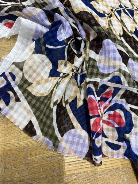 画像6: 生地：ポリエステル100％格子織り花モチーフプリント（黒地） (6)