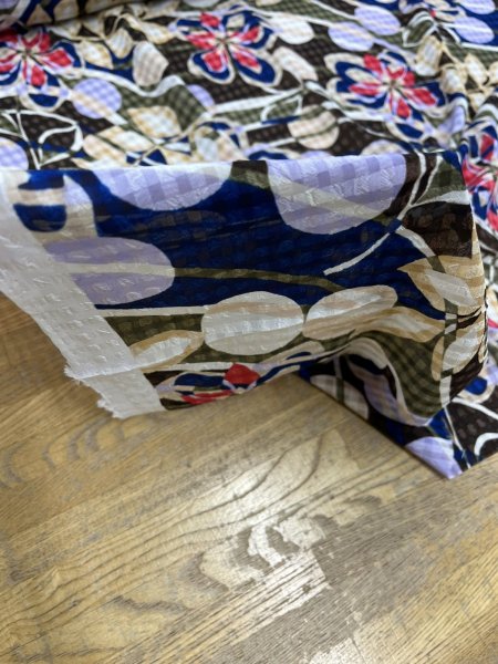 画像9: 生地：ポリエステル100％格子織り花モチーフプリント（黒地） (9)