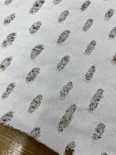 画像7: 生地:綿100%オパール型加工風ダメージ裏毛ニット(白) (7)