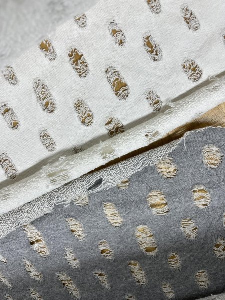 画像8: 生地:綿100%オパール型加工風ダメージ裏毛ニット(白) (8)