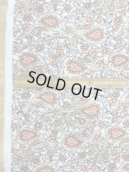 画像2: 生地:綿ポリゴールドアクセントペイズリープリント(白/オレンジ) (2)