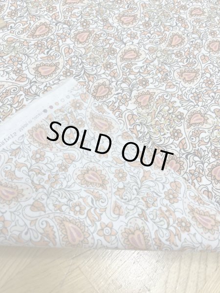 画像3: 生地:綿ポリゴールドアクセントペイズリープリント(白/オレンジ) (3)