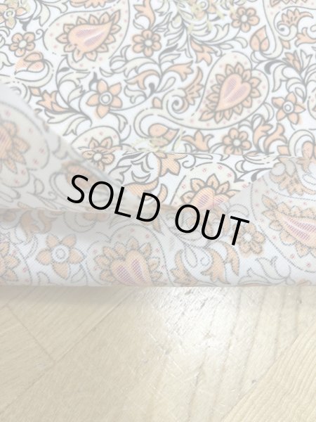 画像4: 生地:綿ポリゴールドアクセントペイズリープリント(白/オレンジ) (4)