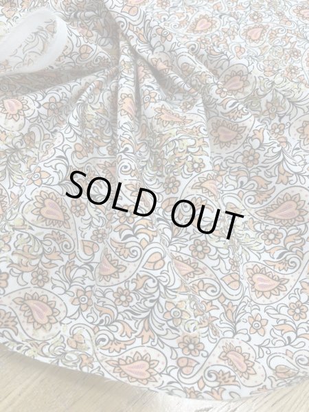 画像5: 生地:綿ポリゴールドアクセントペイズリープリント(白/オレンジ) (5)