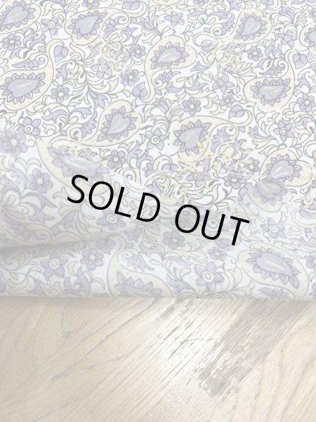 画像4: 生地:綿ポリゴールドアクセントペイズリープリント(白/パープル) (4)