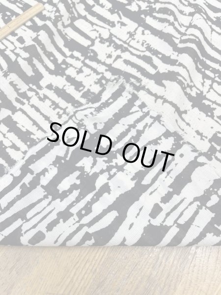 画像4: 生地:抽象柄プリントポリエステル生地(クリーム×ブラック) (4)